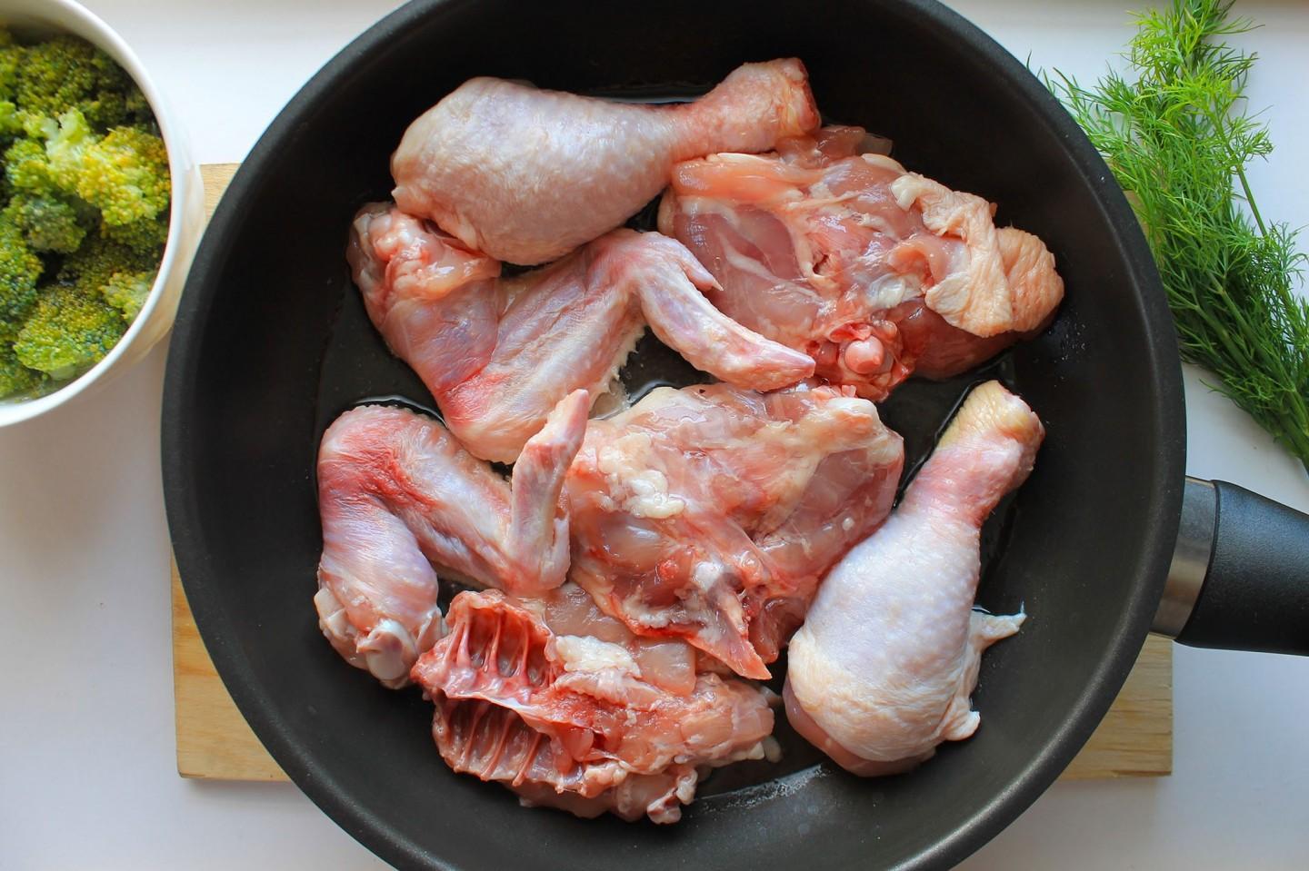 Шаг 3 приготовления Курица в сметане на сковороде