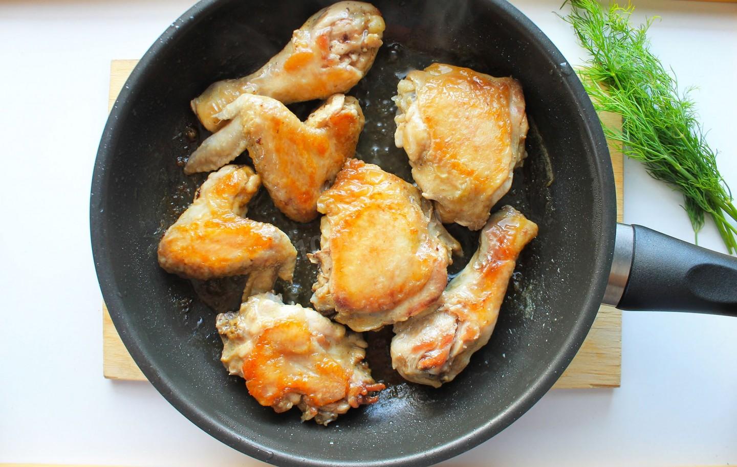 Шаг 4 приготовления Курица в сметане на сковороде