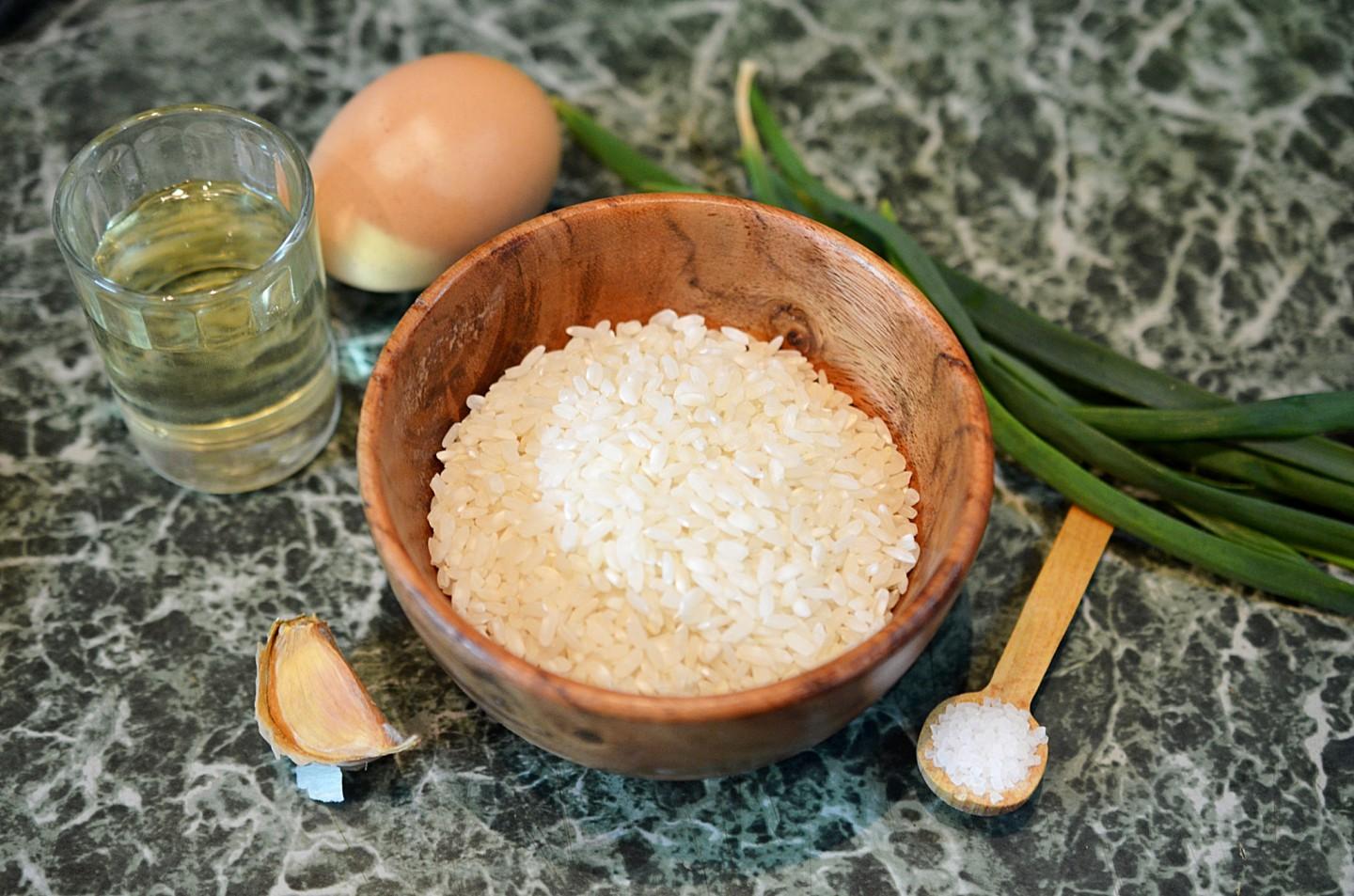 Шаг 1 приготовления Рис с луком и яйцом