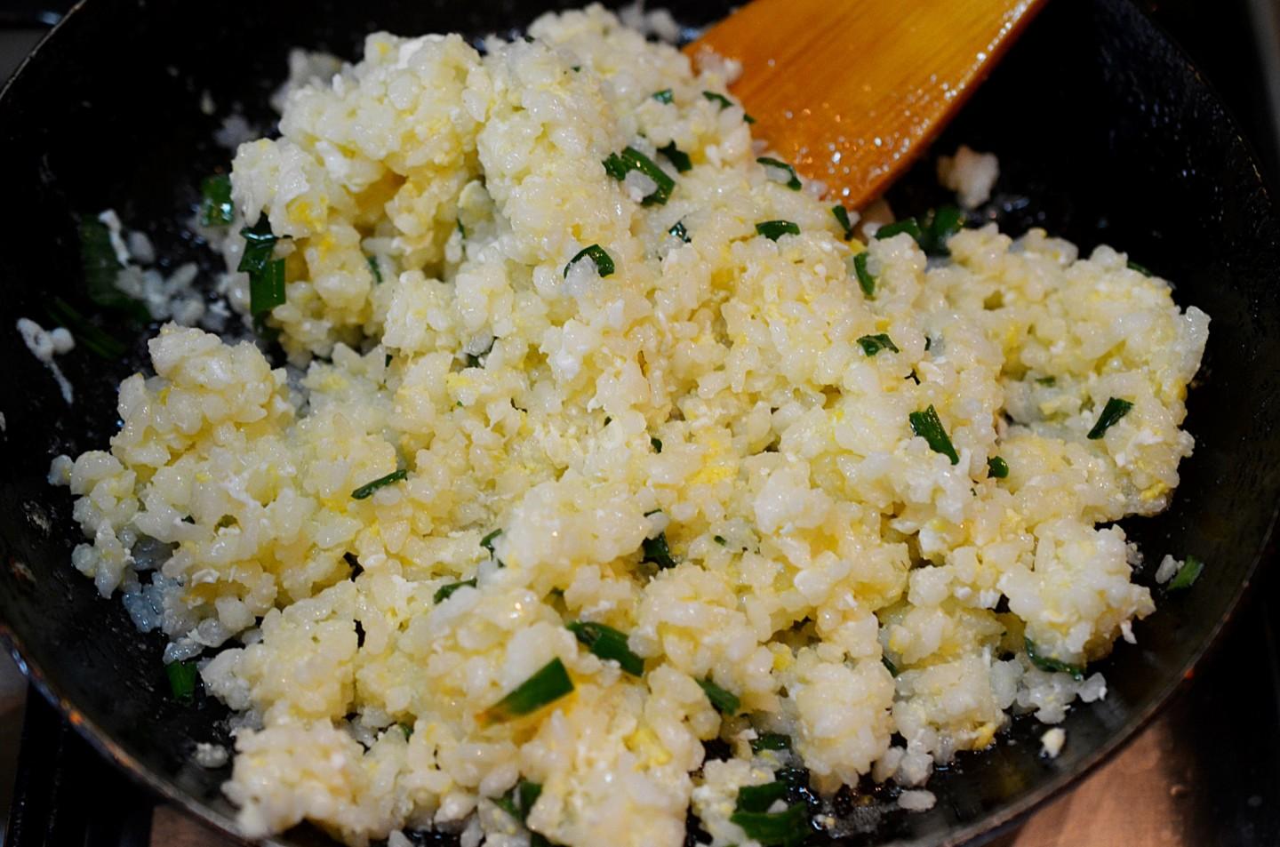 Шаг 12 приготовления Рис с луком и яйцом