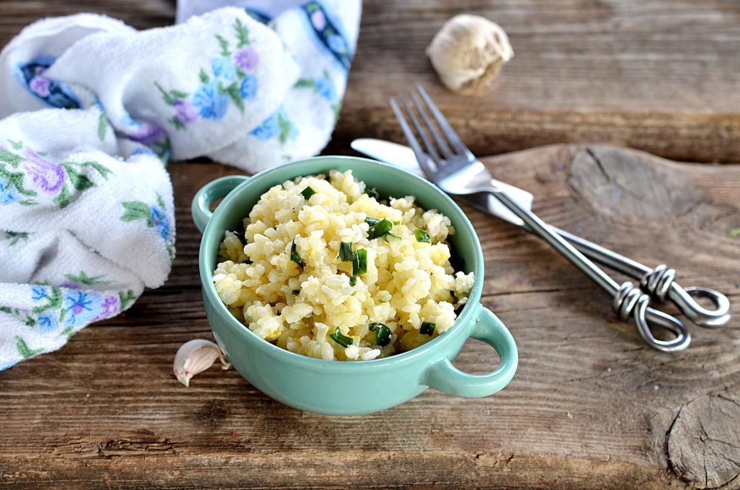 Шаг 13 приготовления Рис с луком и яйцом