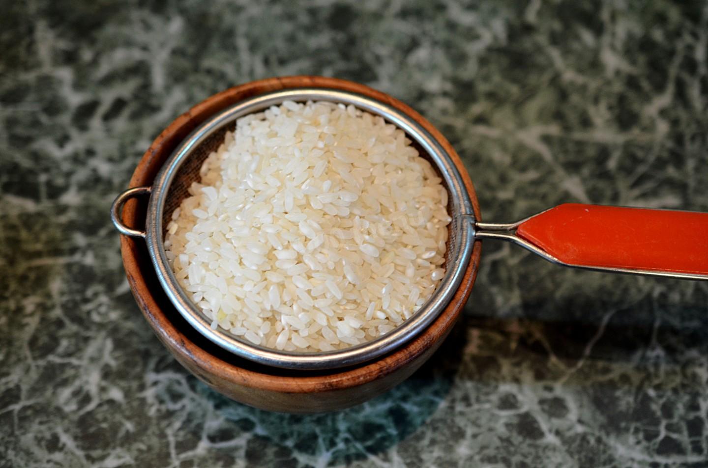 Шаг 2 приготовления Рис с луком и яйцом