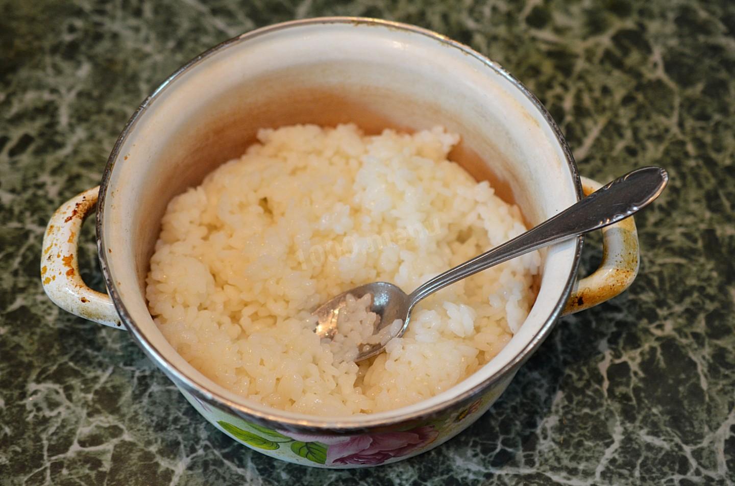 Шаг 3 приготовления Рис с луком и яйцом