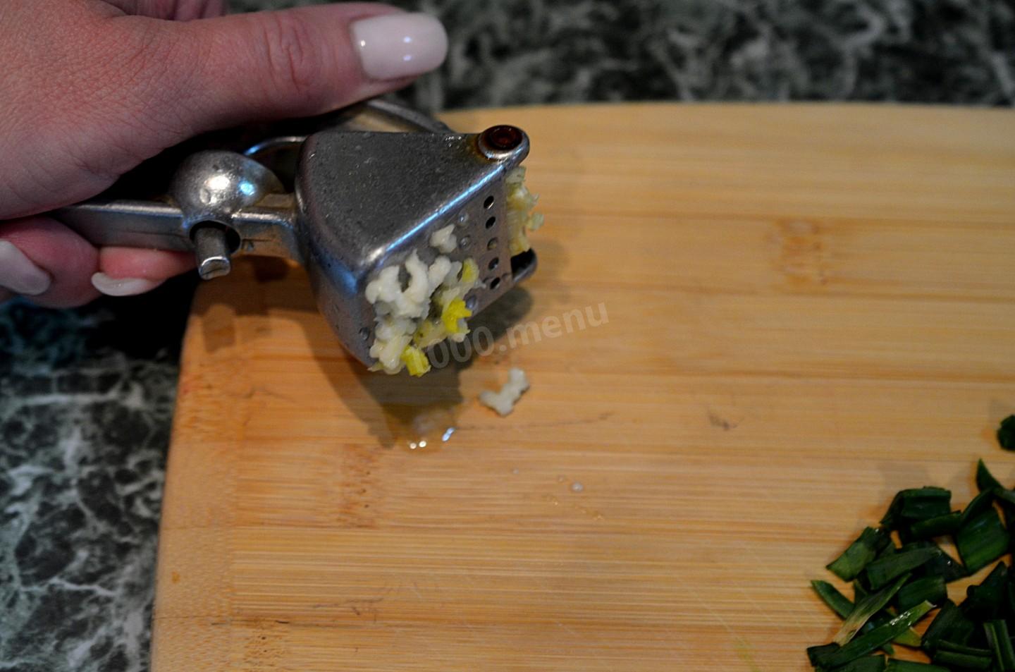 Шаг 5 приготовления Рис с луком и яйцом