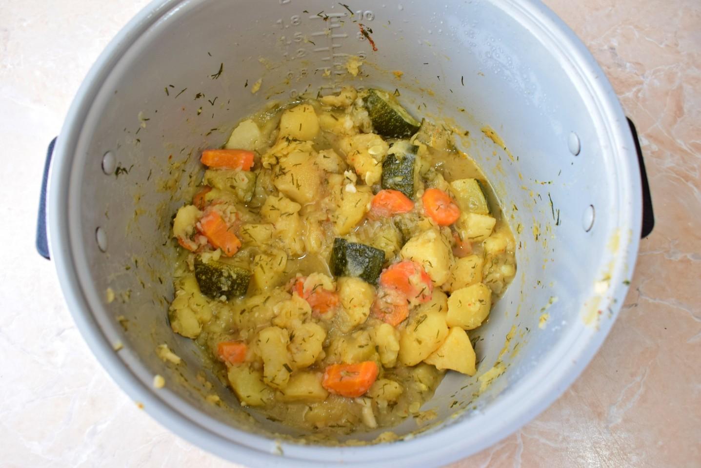 Шаг 6 приготовления Тушеная картошка с кабачками в мультиварке