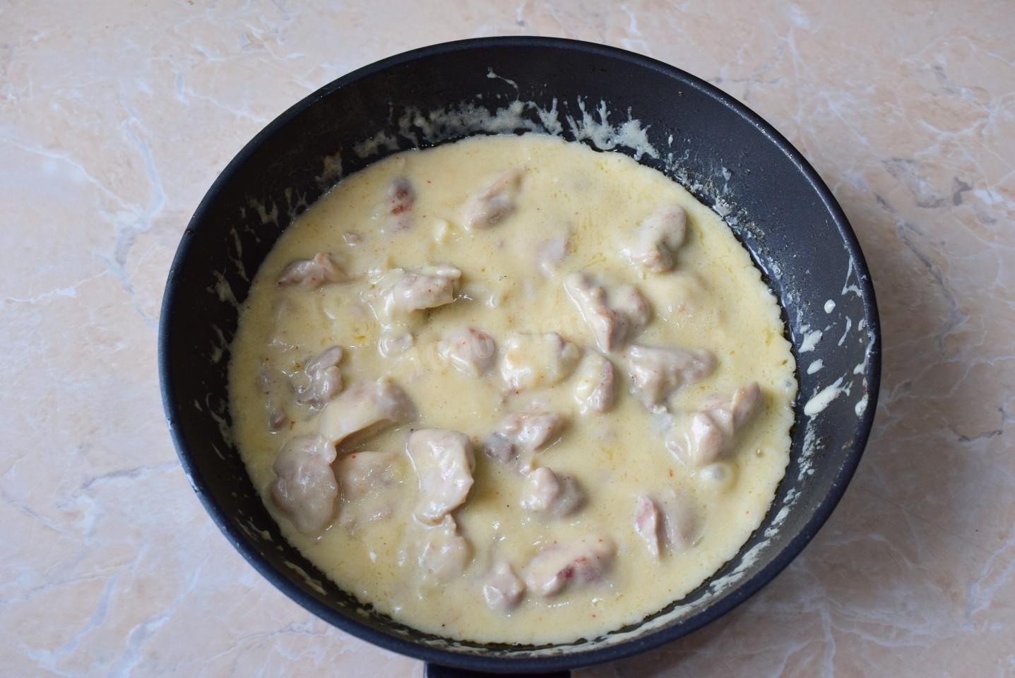 Шаг 5 приготовления Курица в сметанном соусе на сковороде