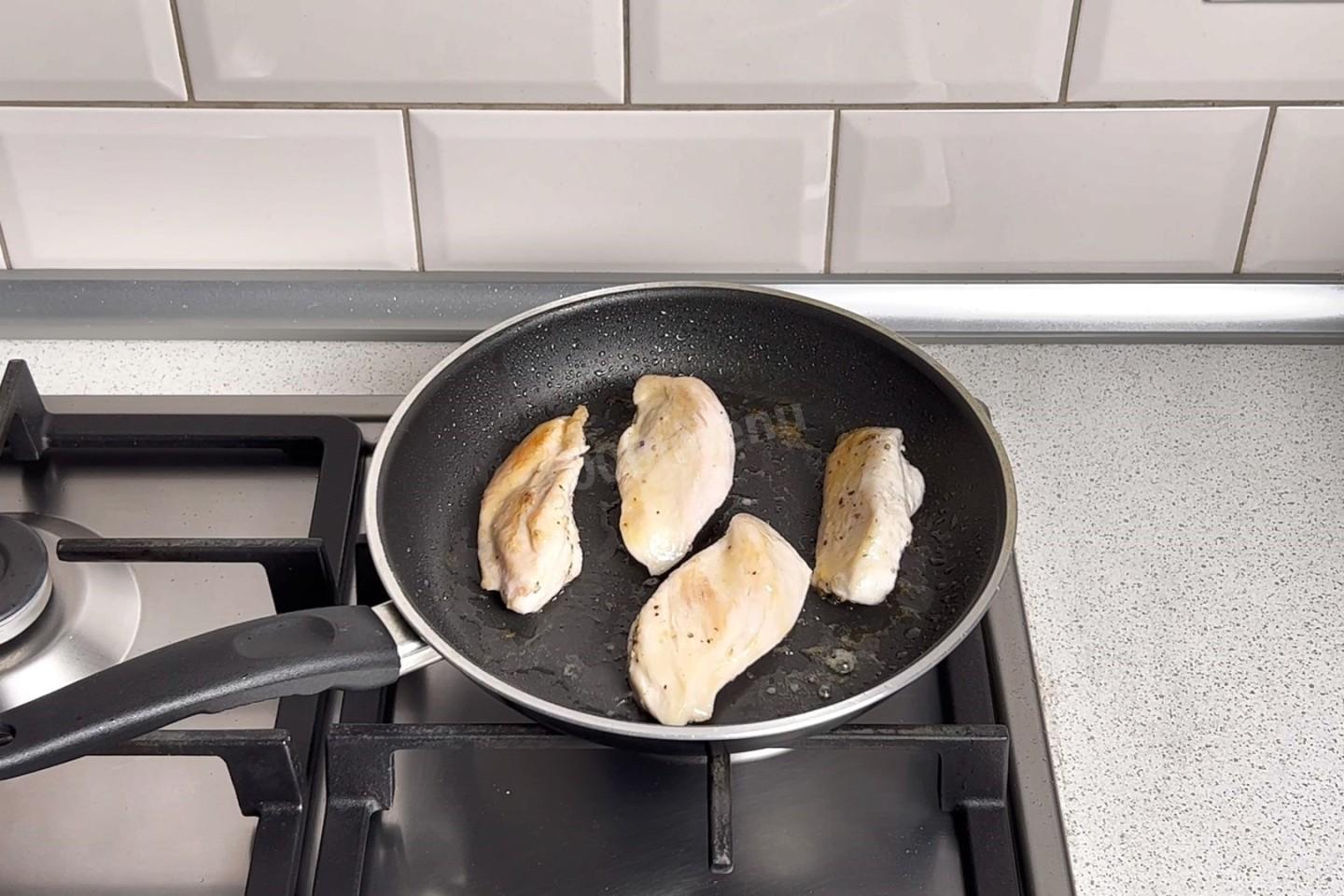 Шаг 5 приготовления Куриные грудки в сливках на сковороде