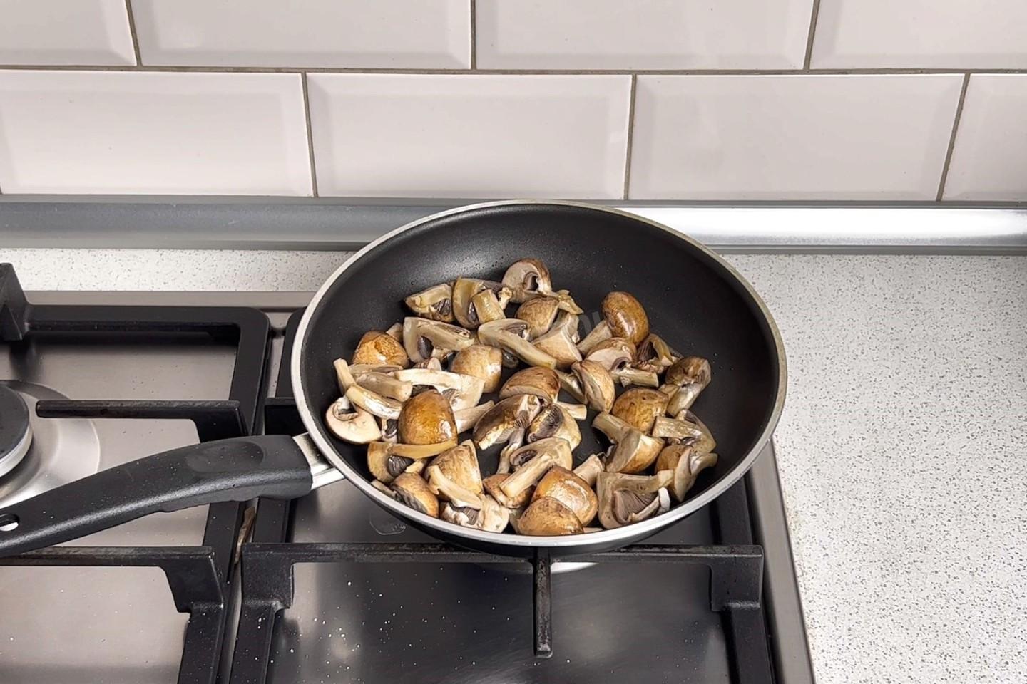 Шаг 7 приготовления Куриные грудки в сливках на сковороде