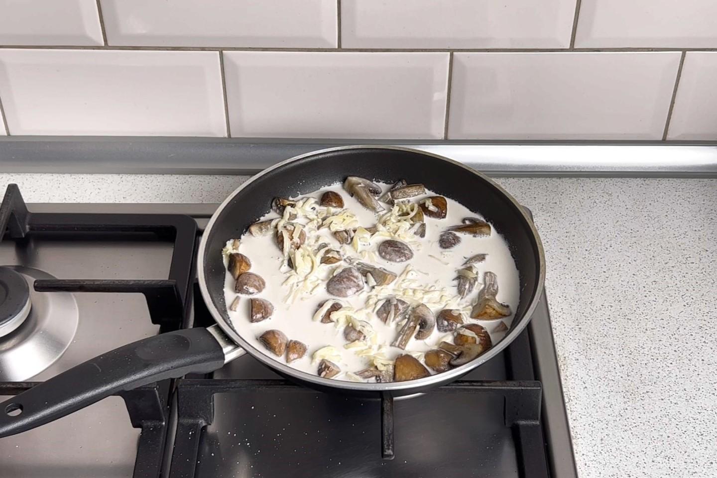 Шаг 8 приготовления Куриные грудки в сливках на сковороде