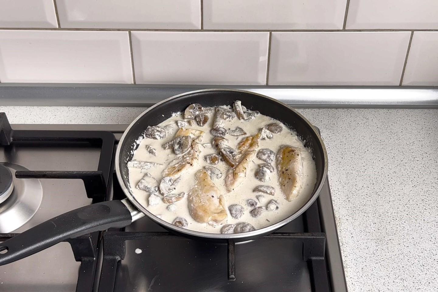 Шаг 9 приготовления Куриные грудки в сливках на сковороде