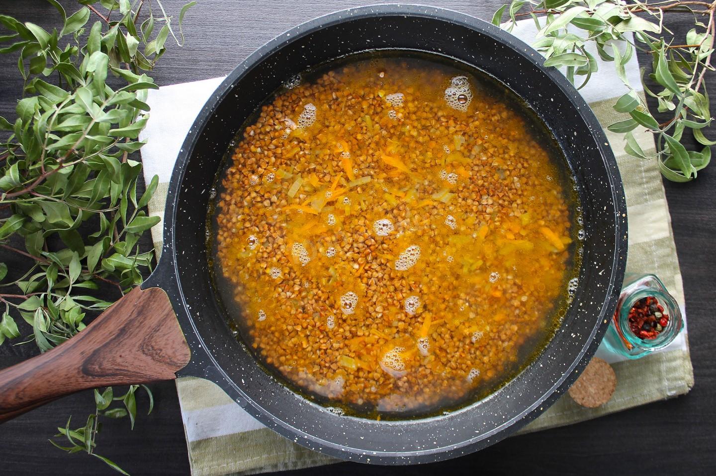 Шаг 6 приготовления Гречка с луком и морковью на сковороде