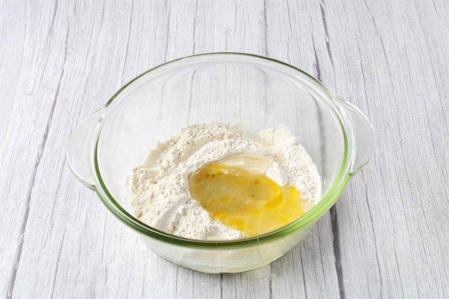 Шаг 5 приготовления Домашняя пицца с креветками и сыром