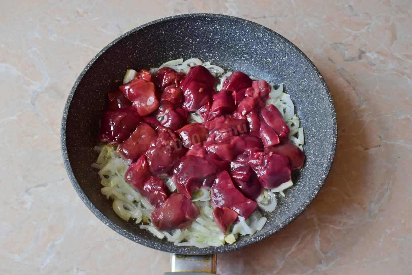 Шаг 3 приготовления Куриная печень с грибами