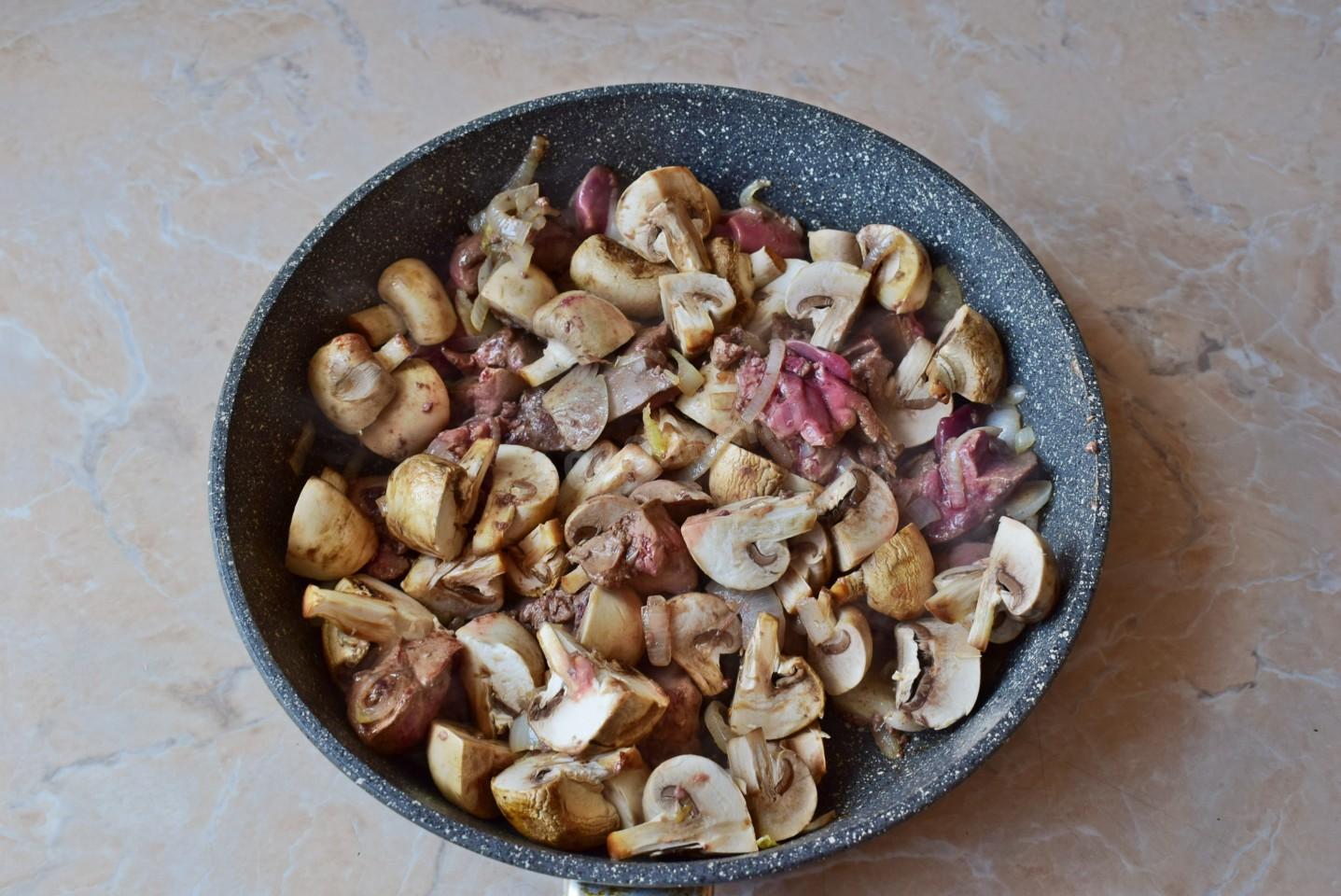 Шаг 5 приготовления Куриная печень с грибами