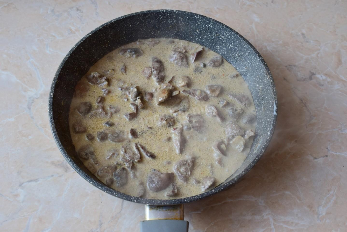 Шаг 7 приготовления Куриная печень с грибами