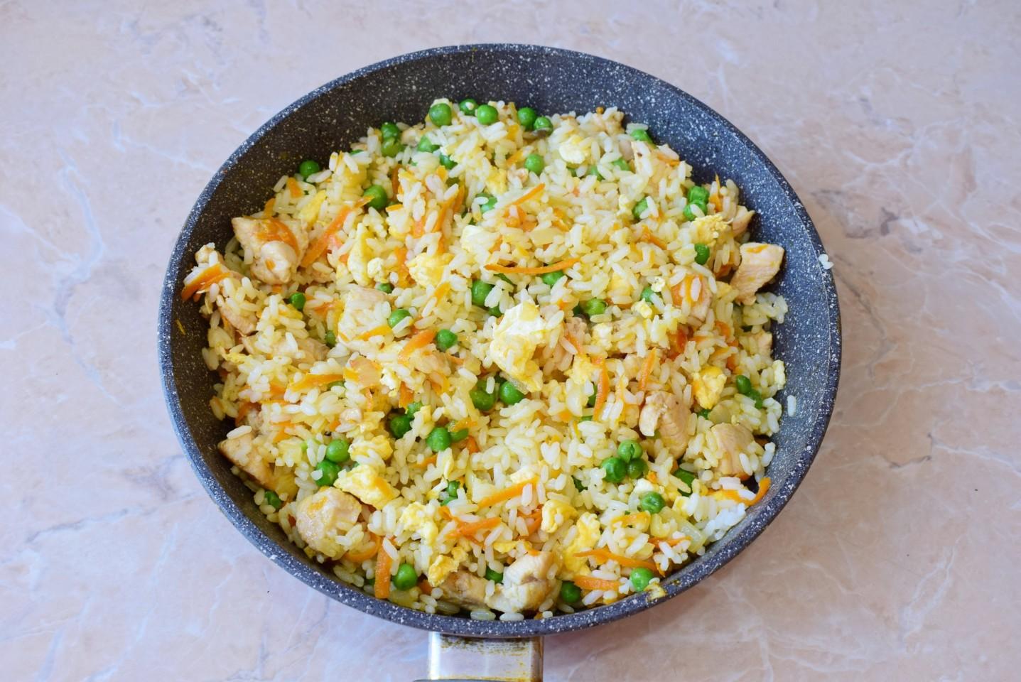 Шаг 10 приготовления Жареный рис по тайски с курицей яйцом и овощами
