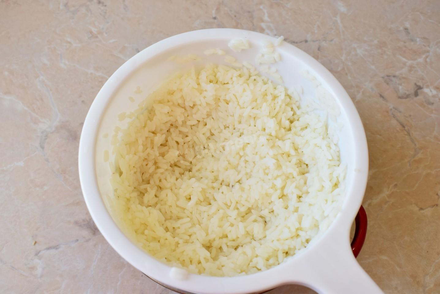 Шаг 2 приготовления Жареный рис по тайски с курицей яйцом и овощами