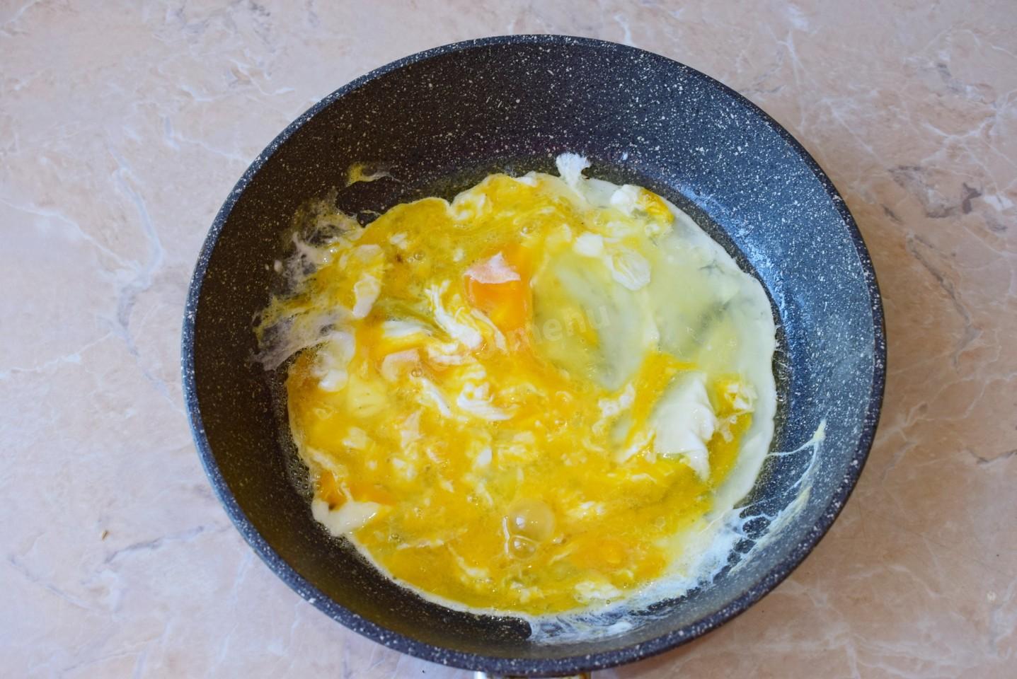 Шаг 3 приготовления Жареный рис по тайски с курицей яйцом и овощами