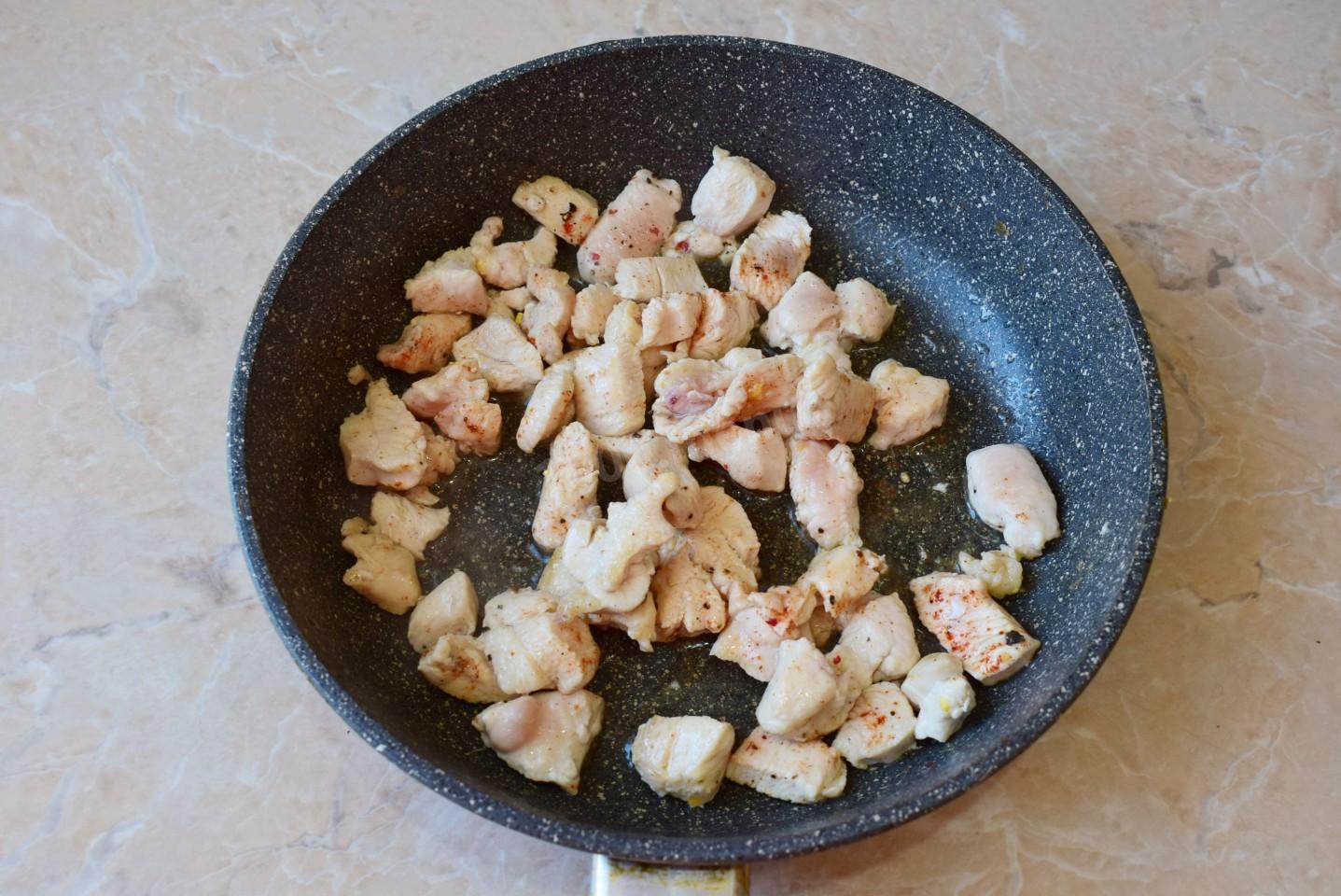 Шаг 4 приготовления Жареный рис по тайски с курицей яйцом и овощами