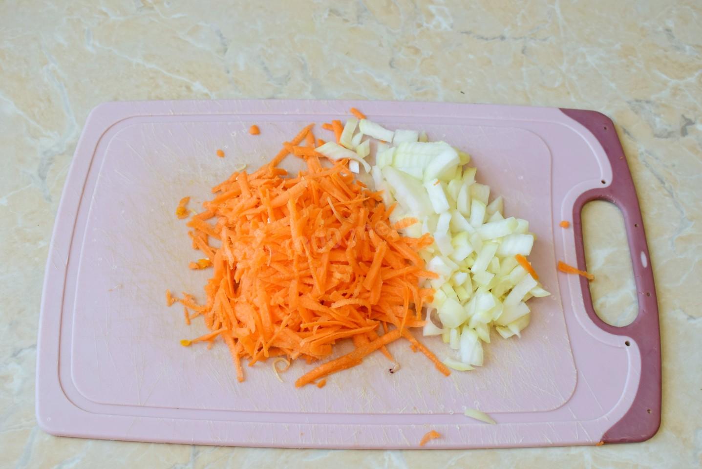 Шаг 5 приготовления Жареный рис по тайски с курицей яйцом и овощами