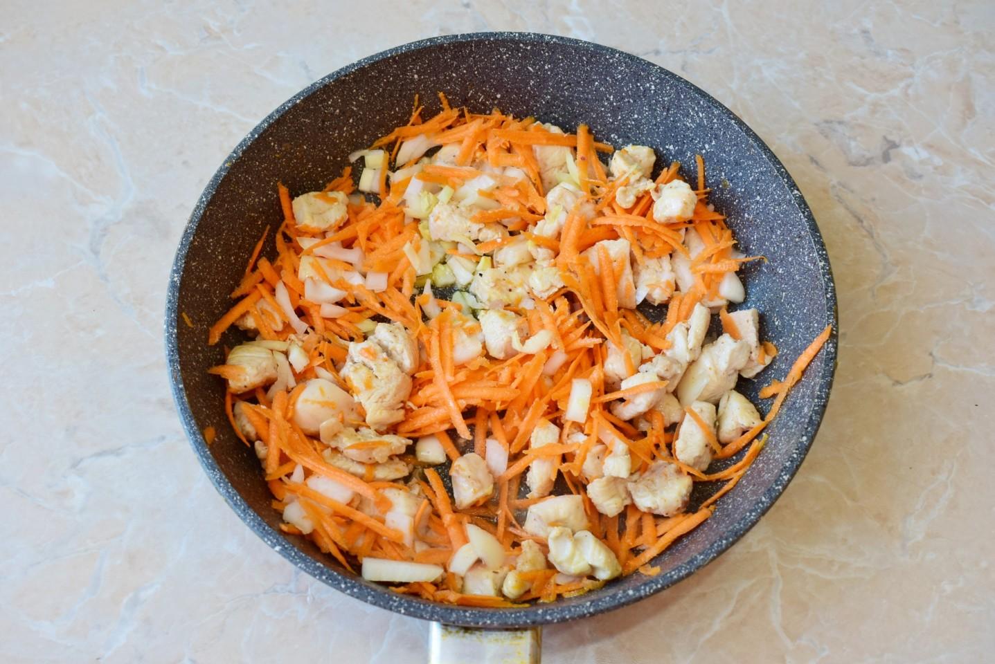 Шаг 6 приготовления Жареный рис по тайски с курицей яйцом и овощами