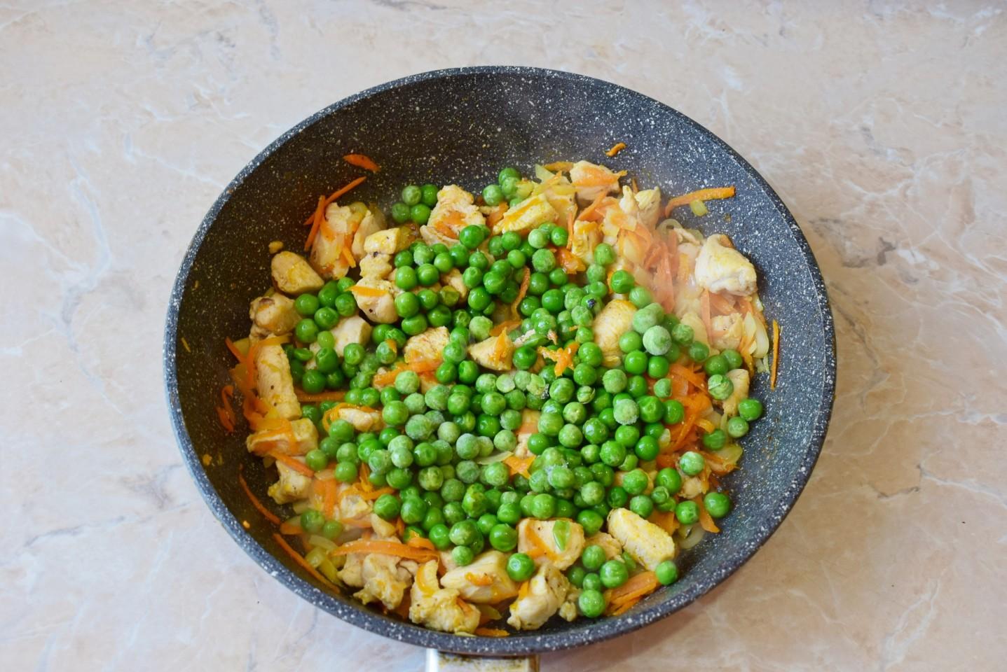 Шаг 7 приготовления Жареный рис по тайски с курицей яйцом и овощами