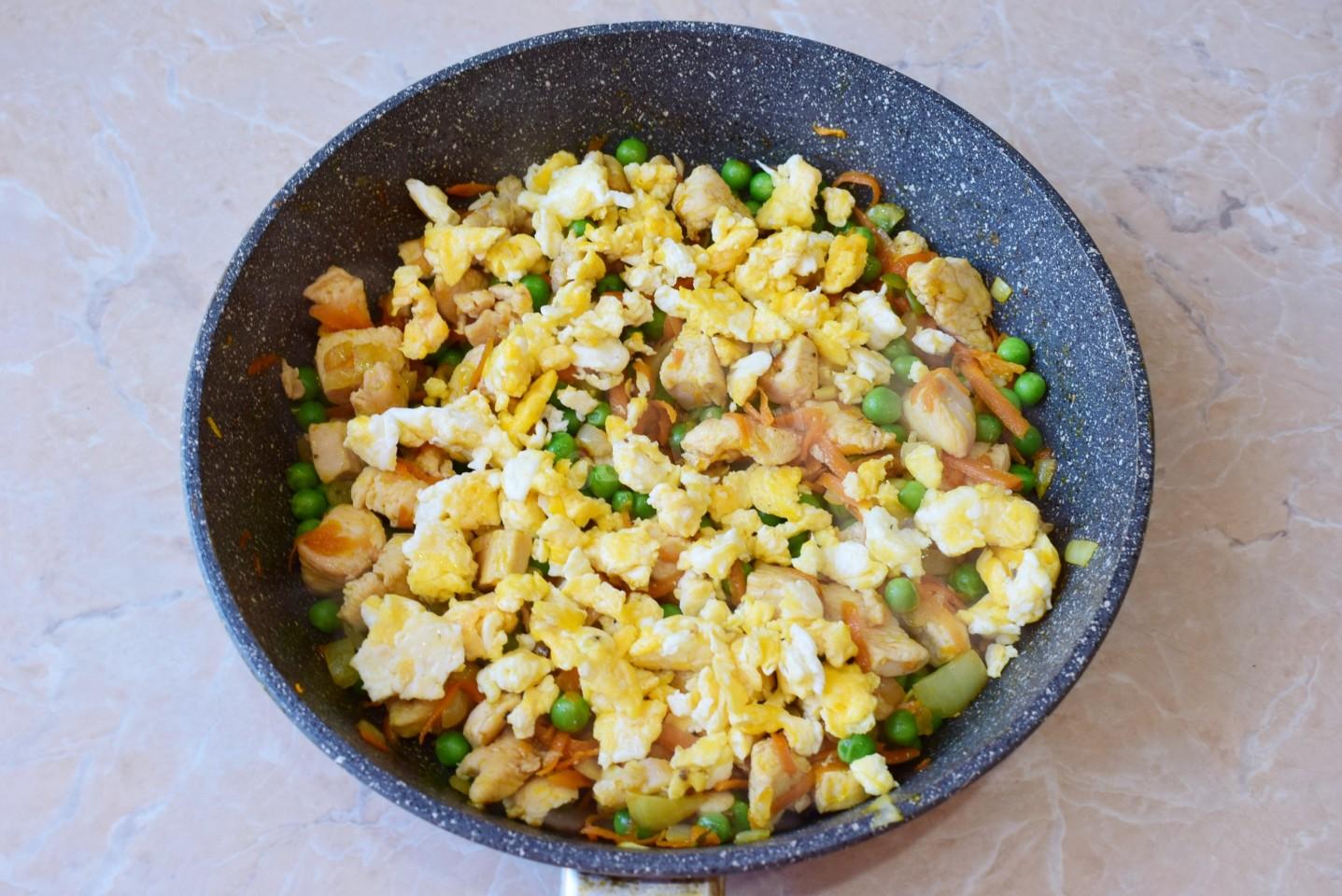 Шаг 8 приготовления Жареный рис по тайски с курицей яйцом и овощами