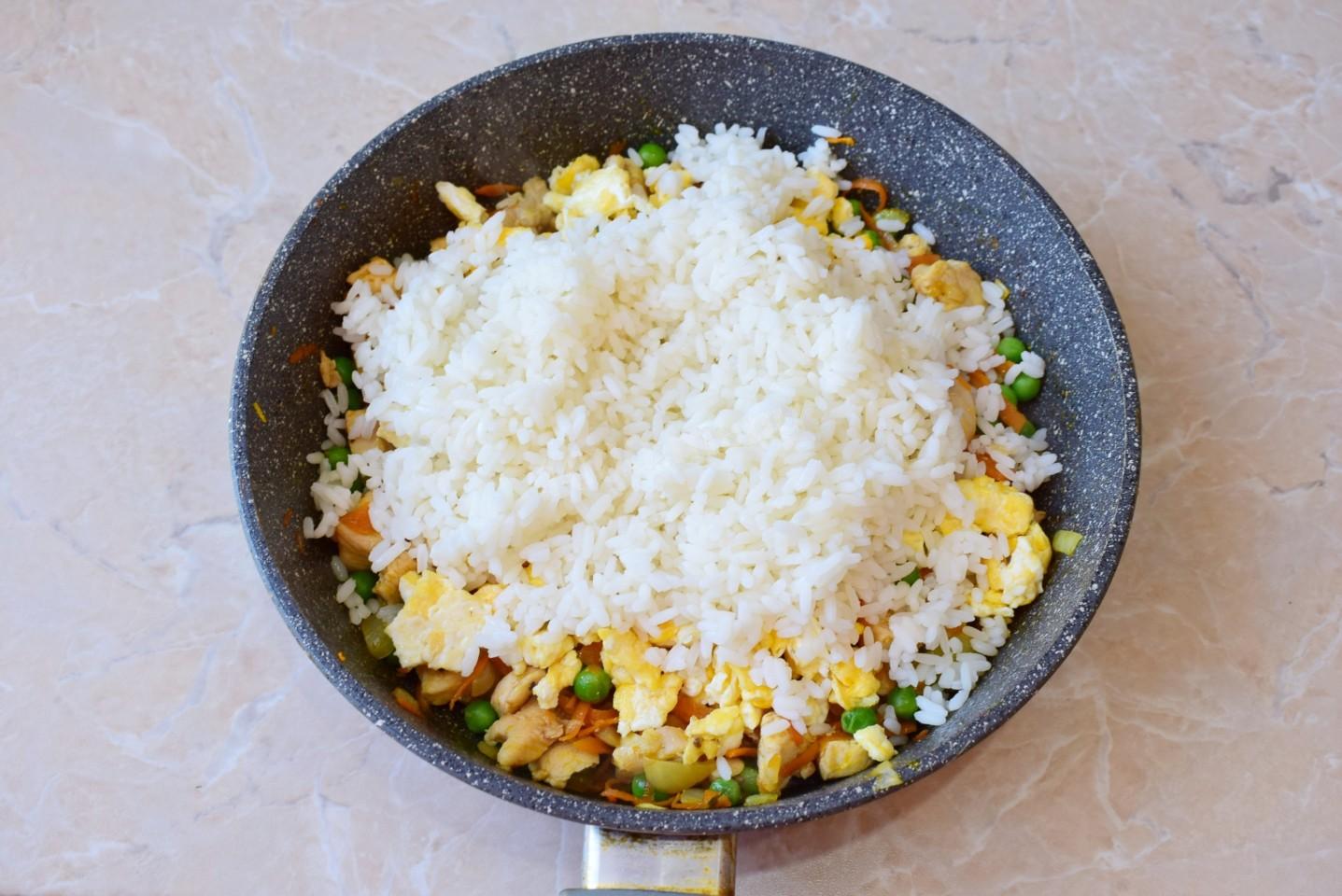 Шаг 9 приготовления Жареный рис по тайски с курицей яйцом и овощами