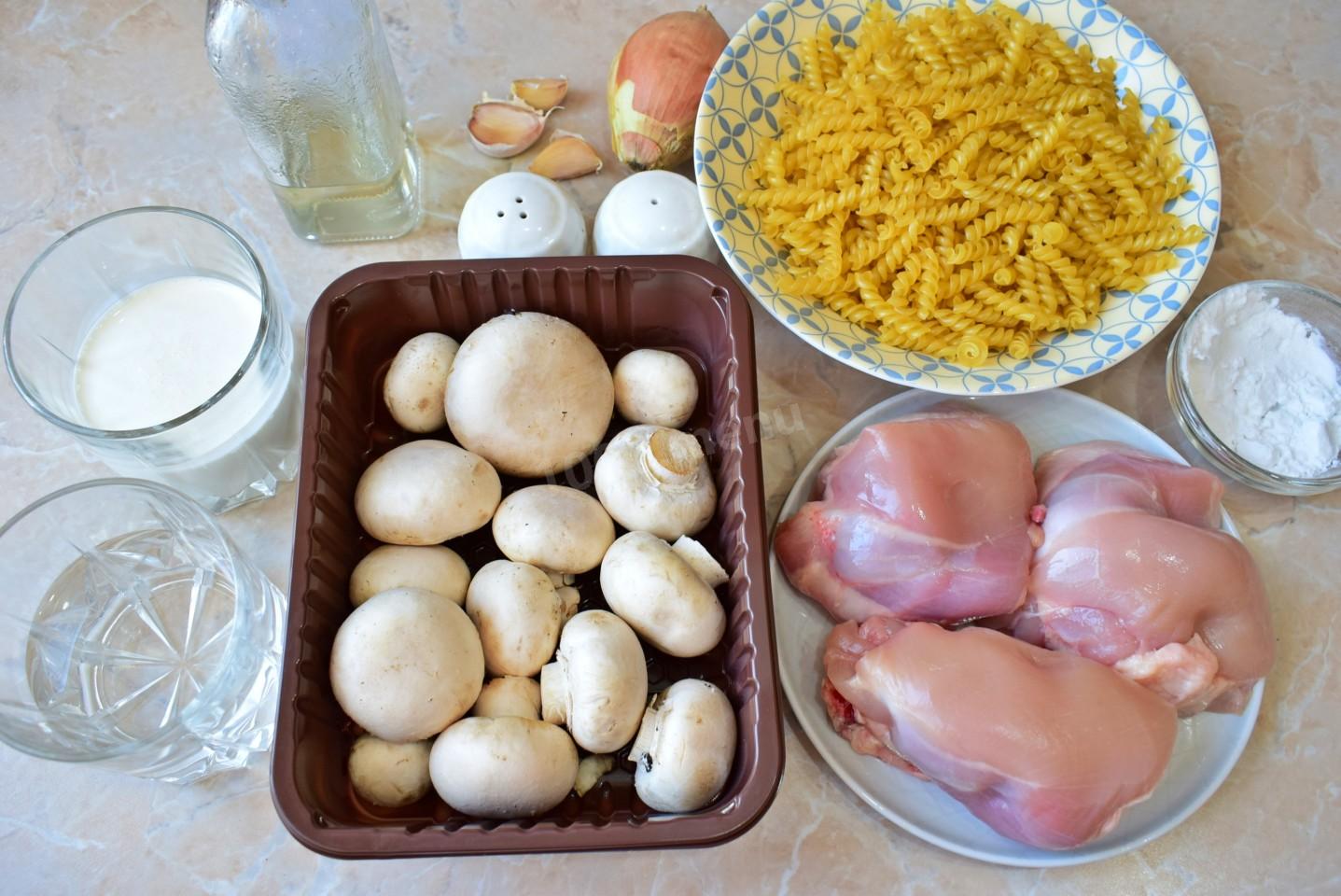 Шаг 1 приготовления Макароны с грибами и курицей в сливочном соусе
