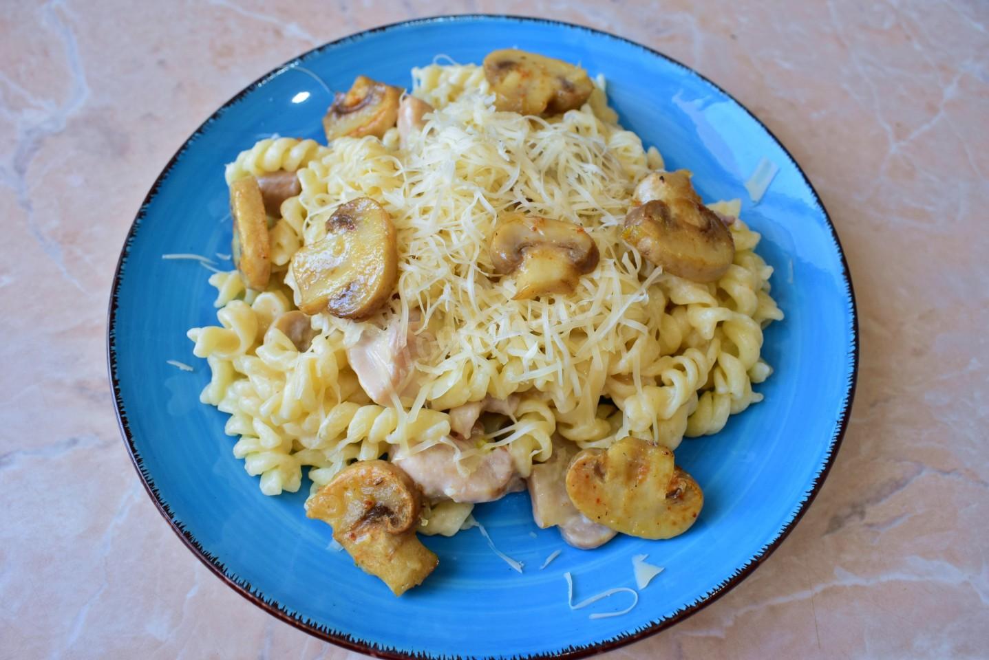 Шаг 10 приготовления Макароны с грибами и курицей в сливочном соусе