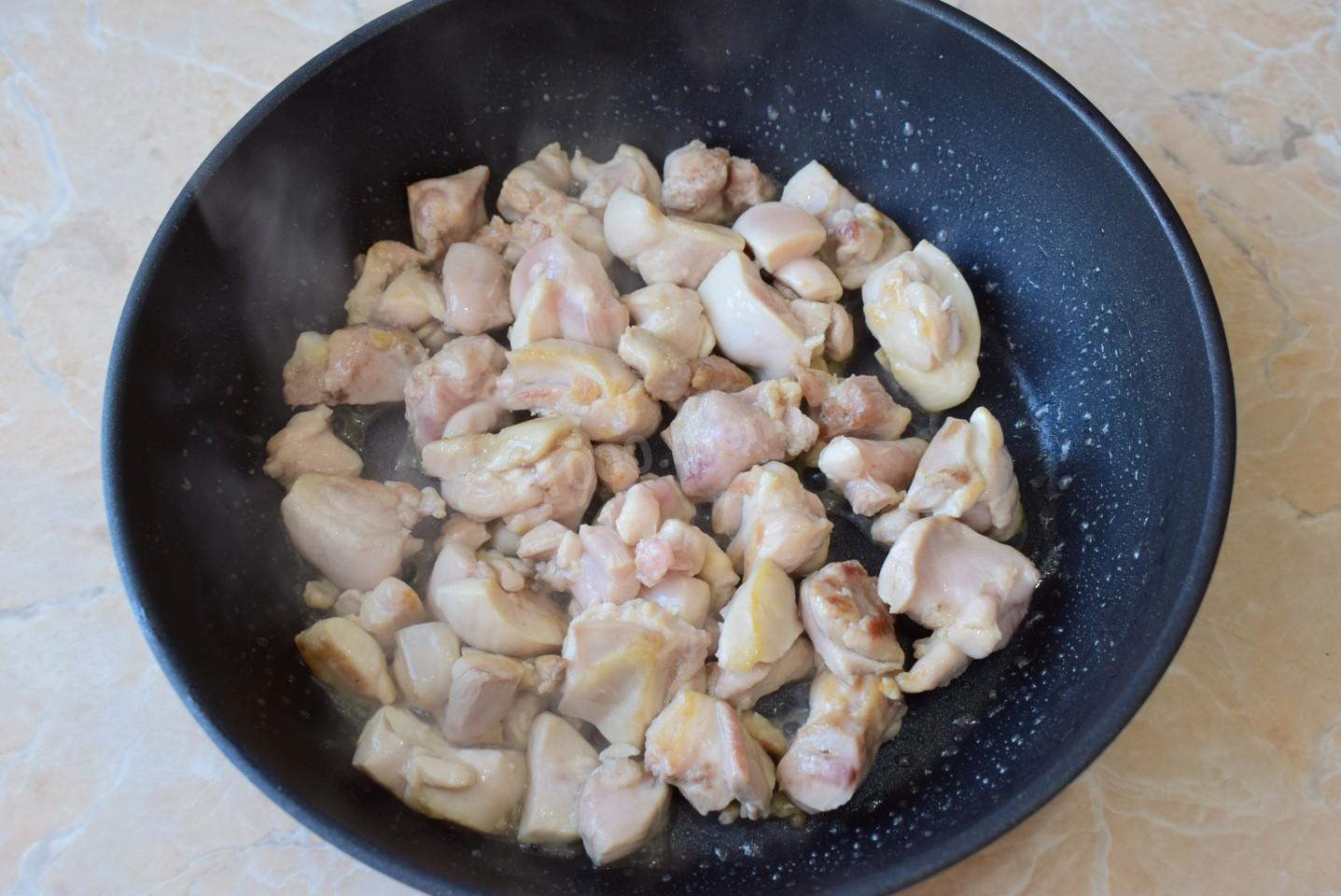 Шаг 4 приготовления Макароны с грибами и курицей в сливочном соусе