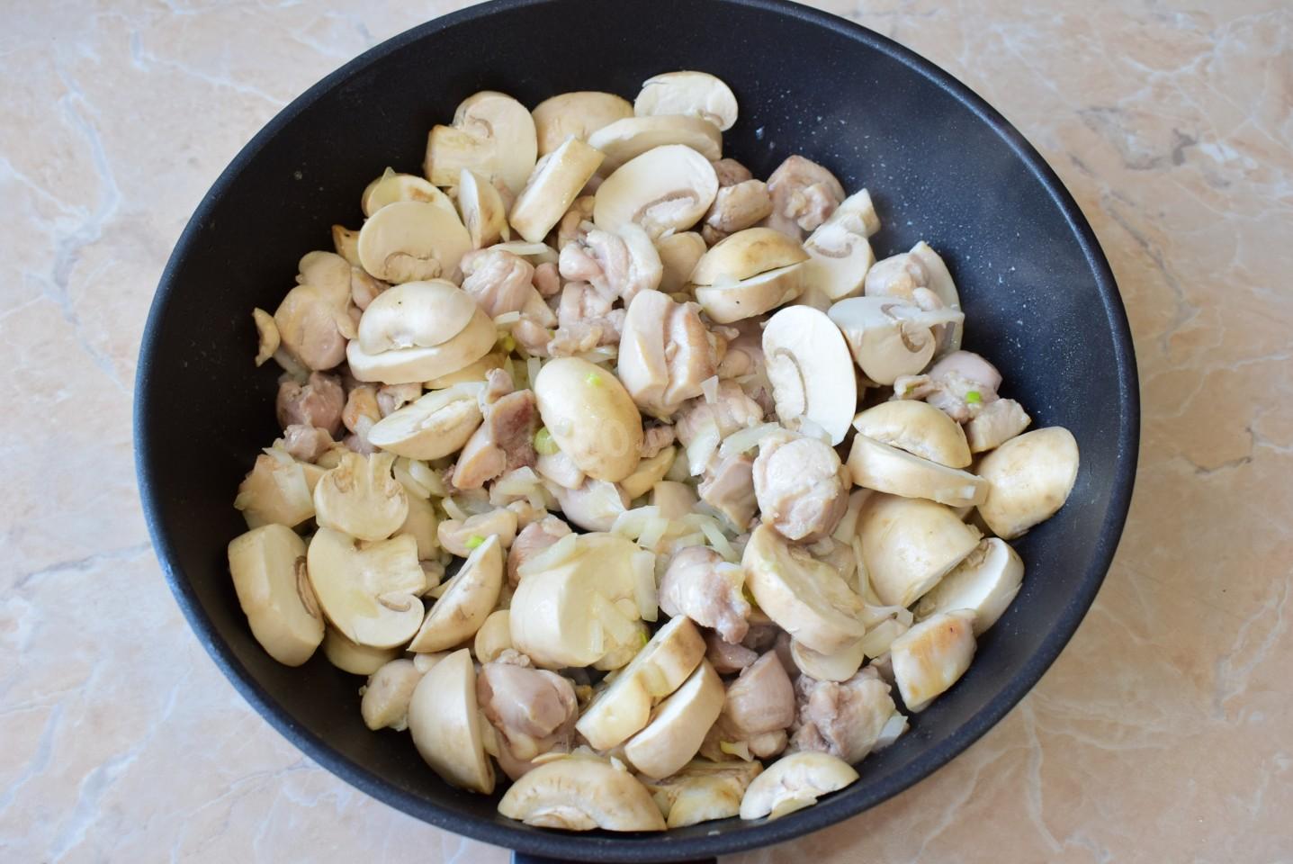 Шаг 5 приготовления Макароны с грибами и курицей в сливочном соусе