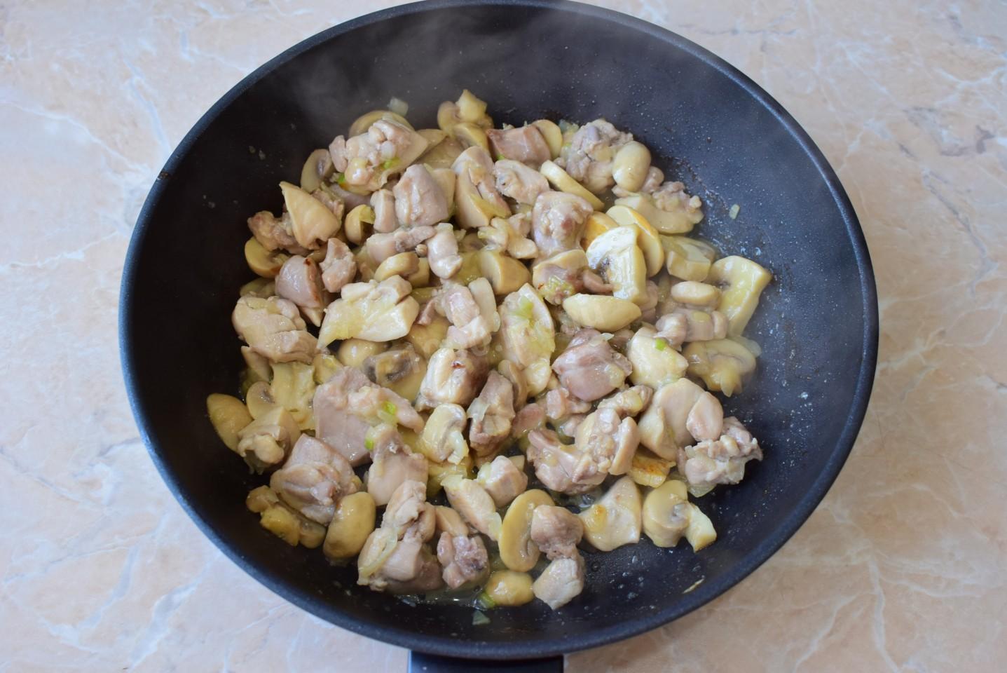 Шаг 6 приготовления Макароны с грибами и курицей в сливочном соусе