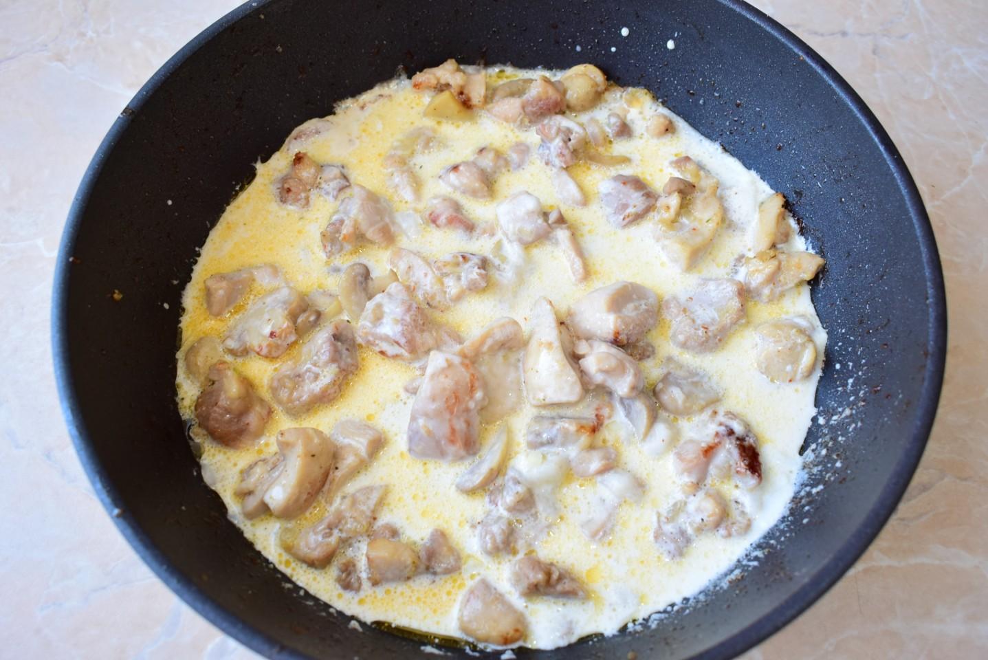 Шаг 7 приготовления Макароны с грибами и курицей в сливочном соусе