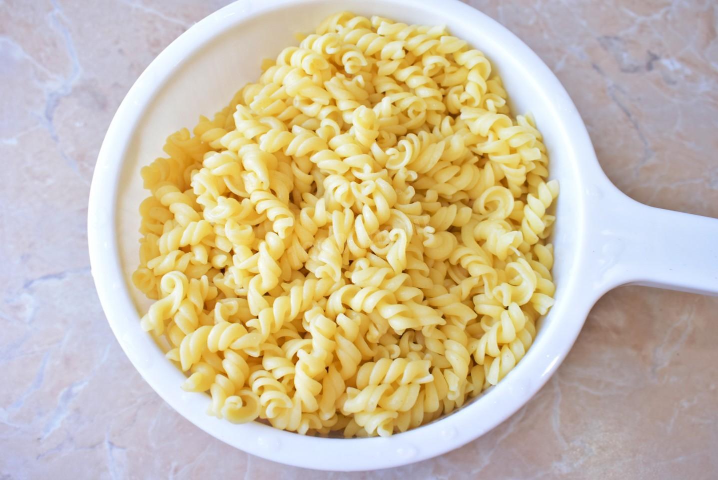 Шаг 8 приготовления Макароны с грибами и курицей в сливочном соусе