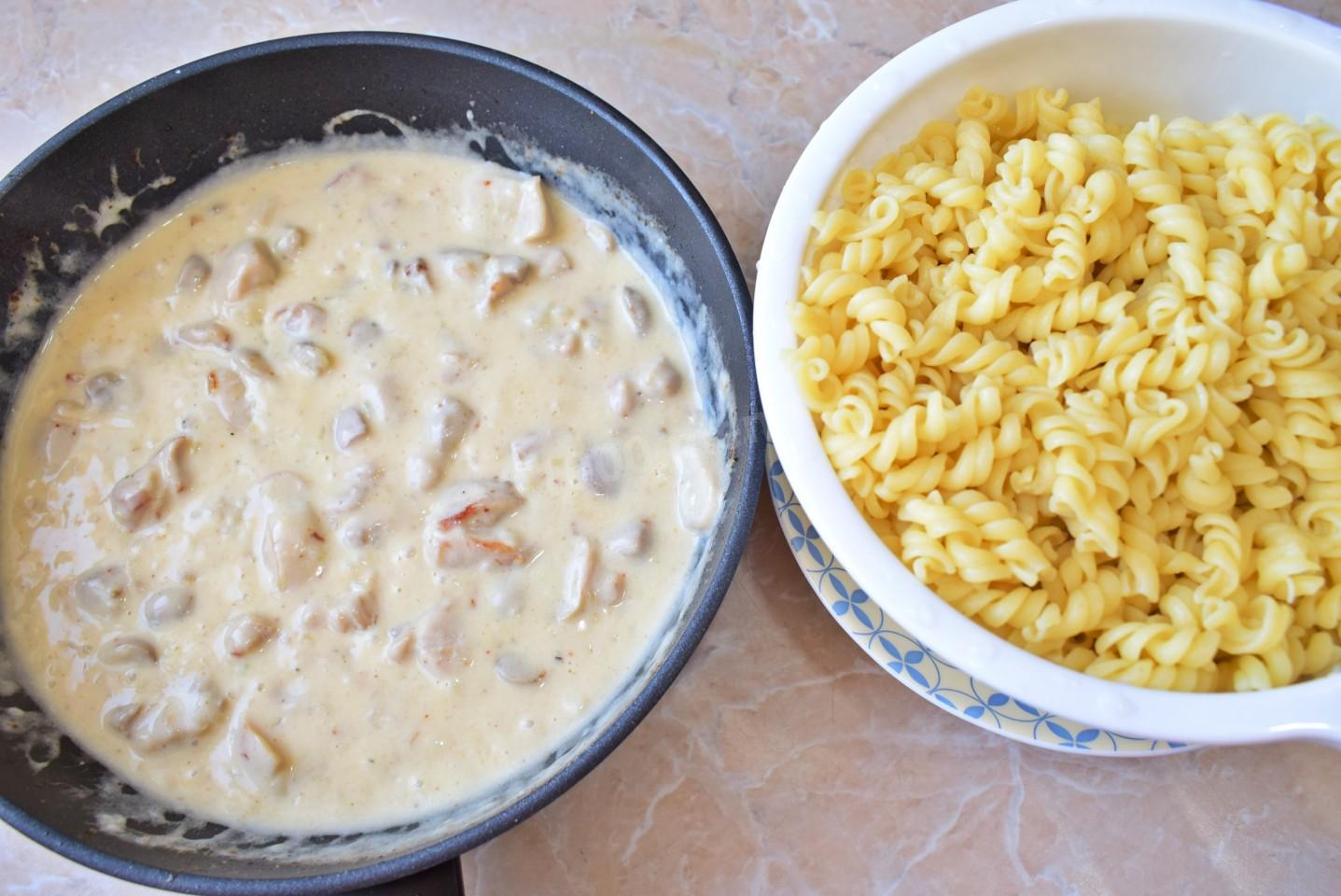 Шаг 9 приготовления Макароны с грибами и курицей в сливочном соусе