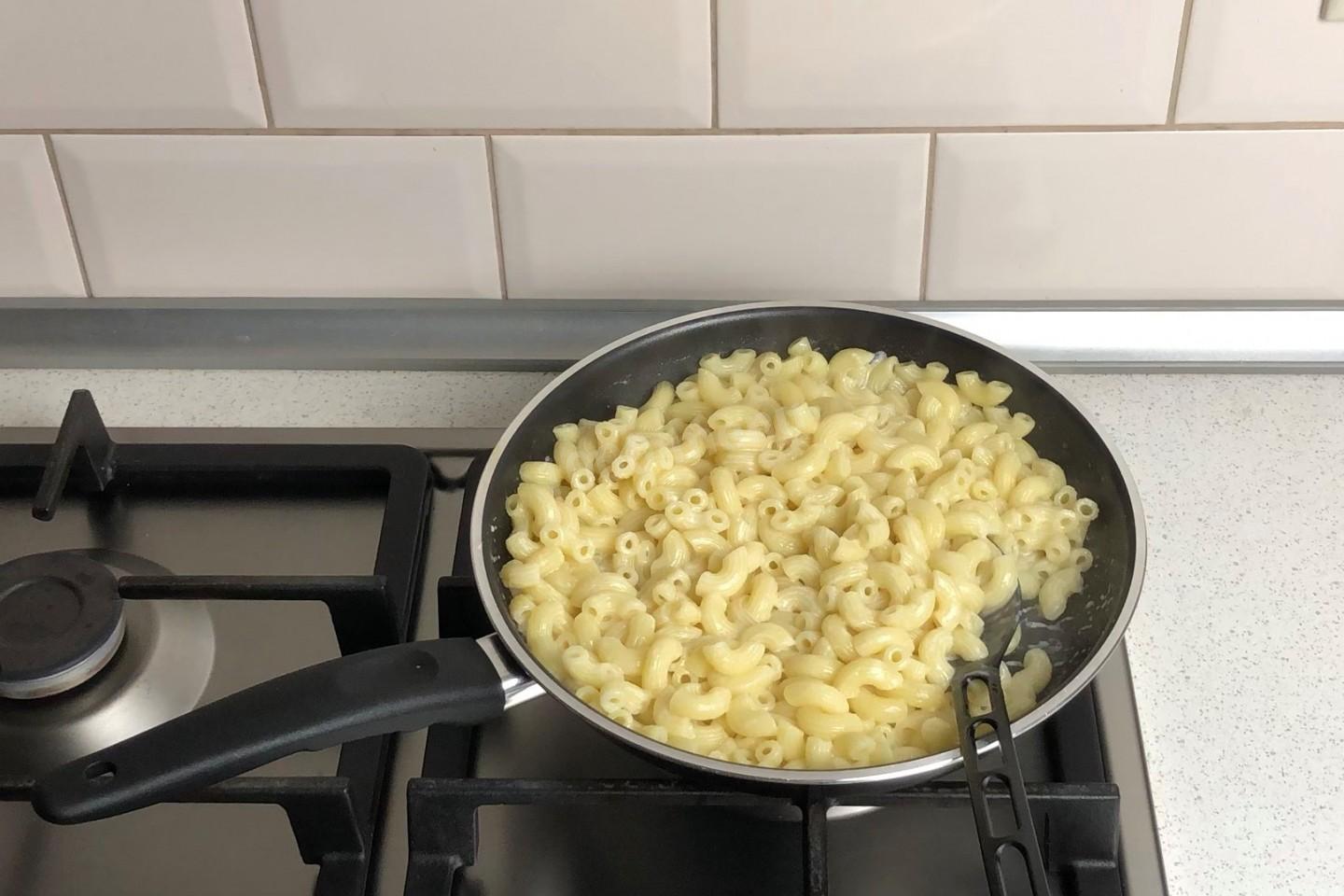 Шаг 8 приготовления Макароны с молоком и сыром на сковороде