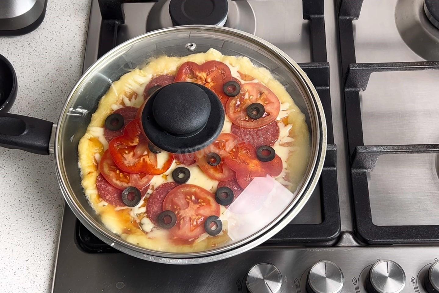 Шаг 12 приготовления Пицца на сковороде с майонезом и яйцами быстрая
