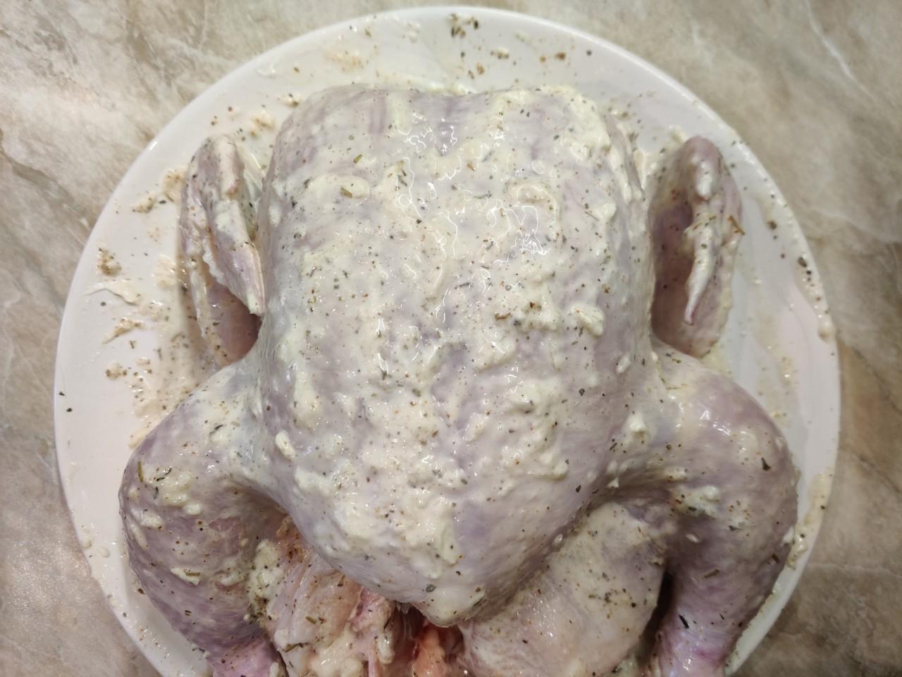 Шаг 3 приготовления Курица в майонезе с чесноком в духовке