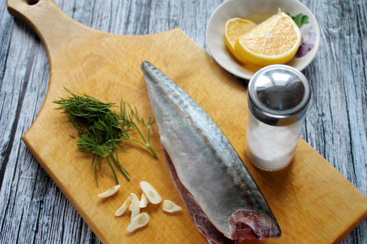 Шаг 3 приготовления Скумбрия с лимоном в духовке запеченная