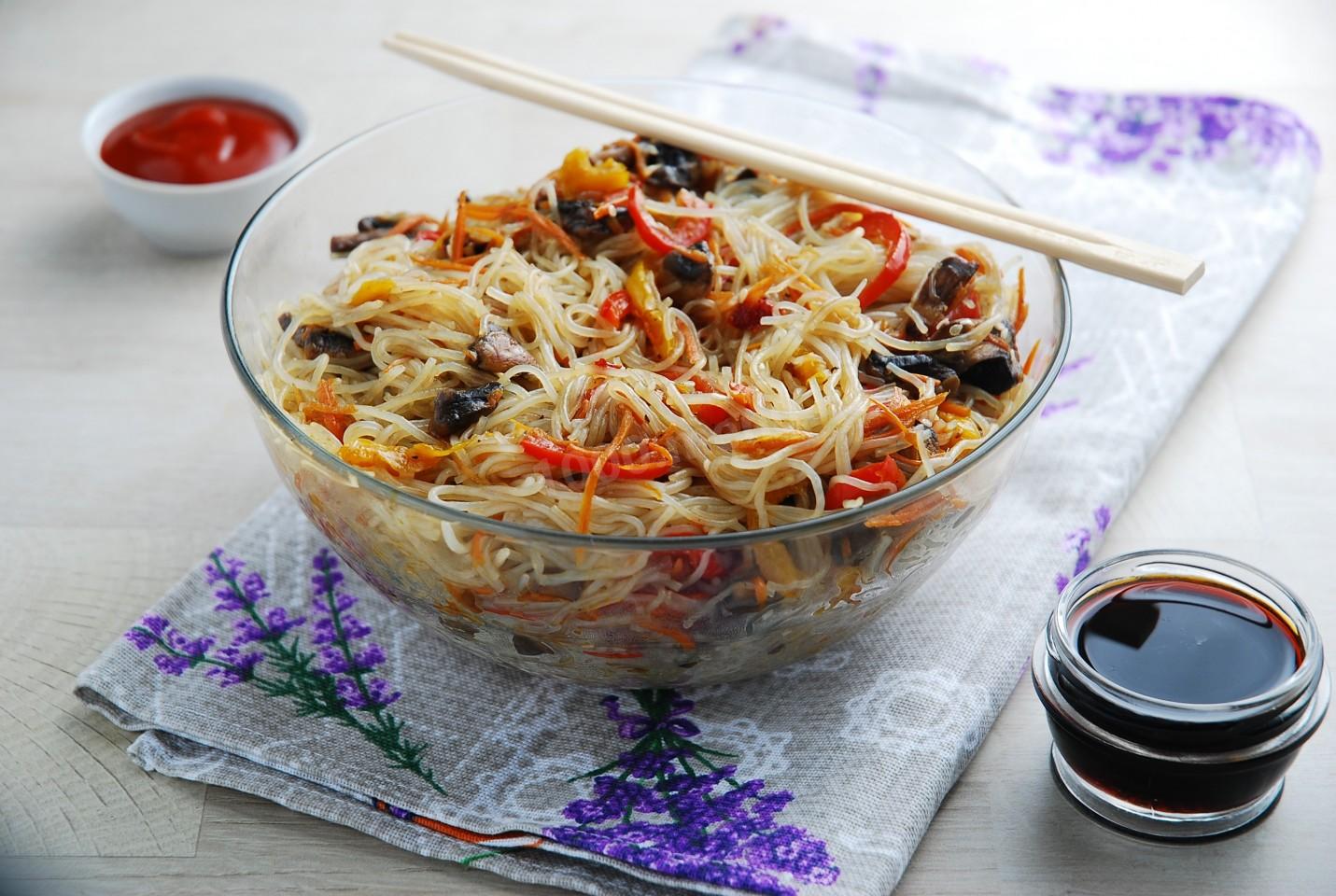 Шаг 15 приготовления Фунчоза с грибами и овощами