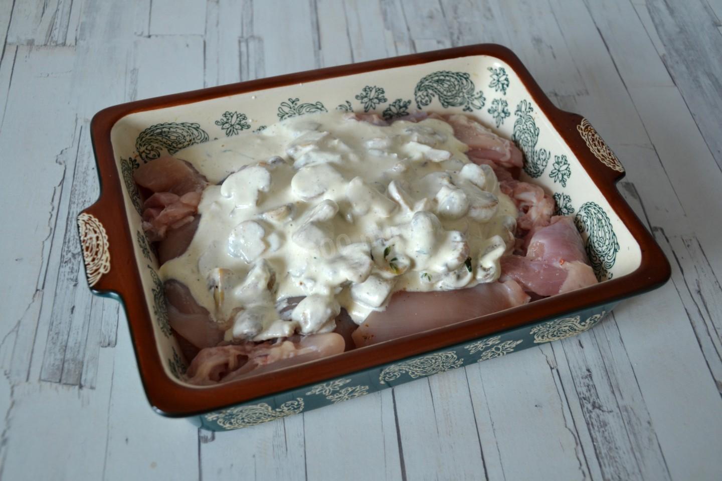 Шаг 10 приготовления Курица в сливках в духовке с грибами