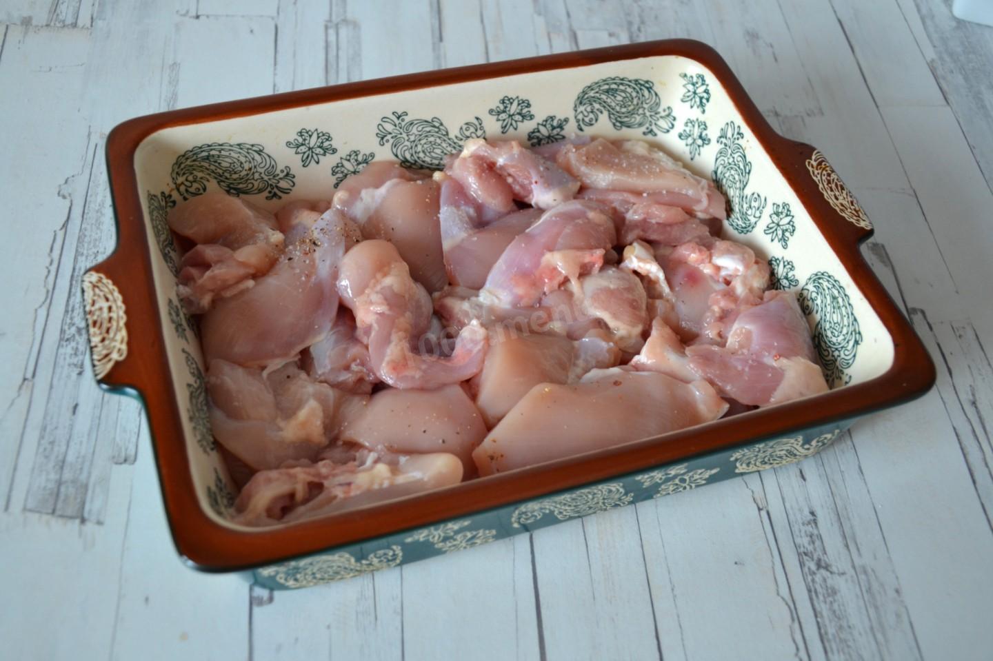 Шаг 4 приготовления Курица в сливках в духовке с грибами