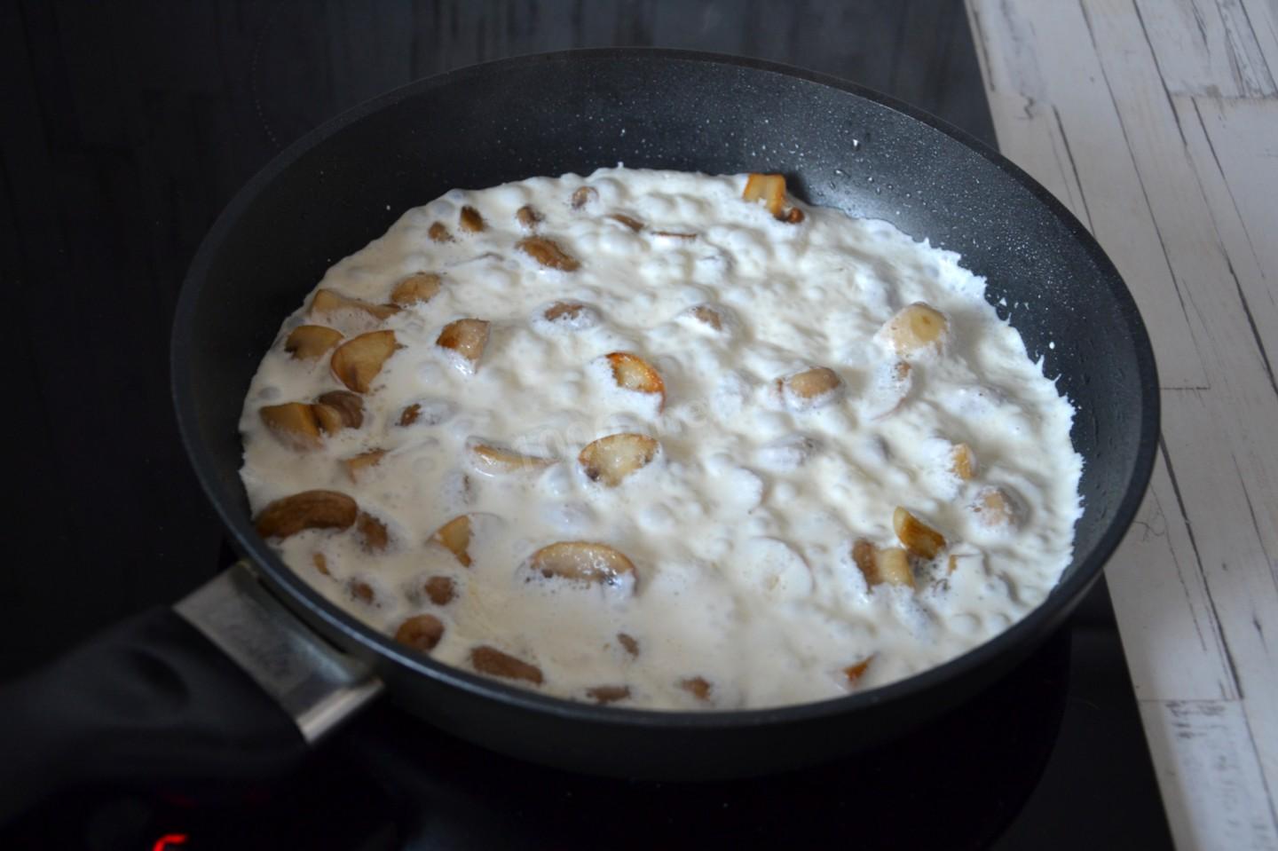 Шаг 8 приготовления Курица в сливках в духовке с грибами