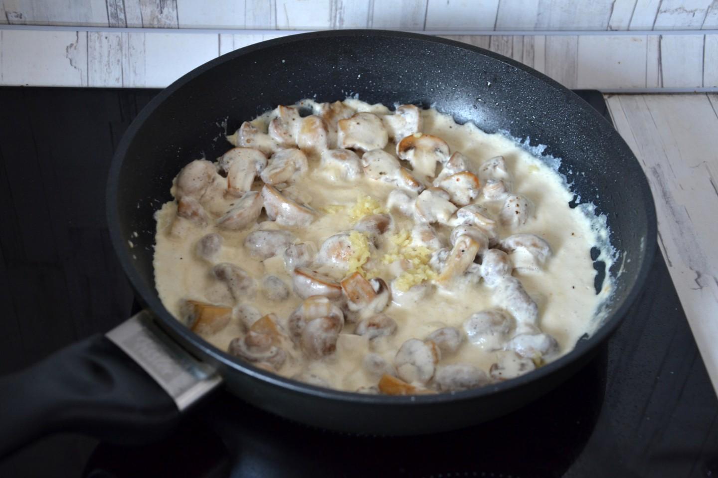 Шаг 9 приготовления Курица в сливках в духовке с грибами
