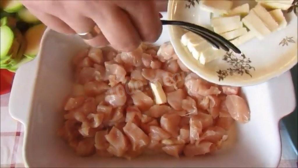 Шаг 2 приготовления Куриное филе с кабачками в духовке