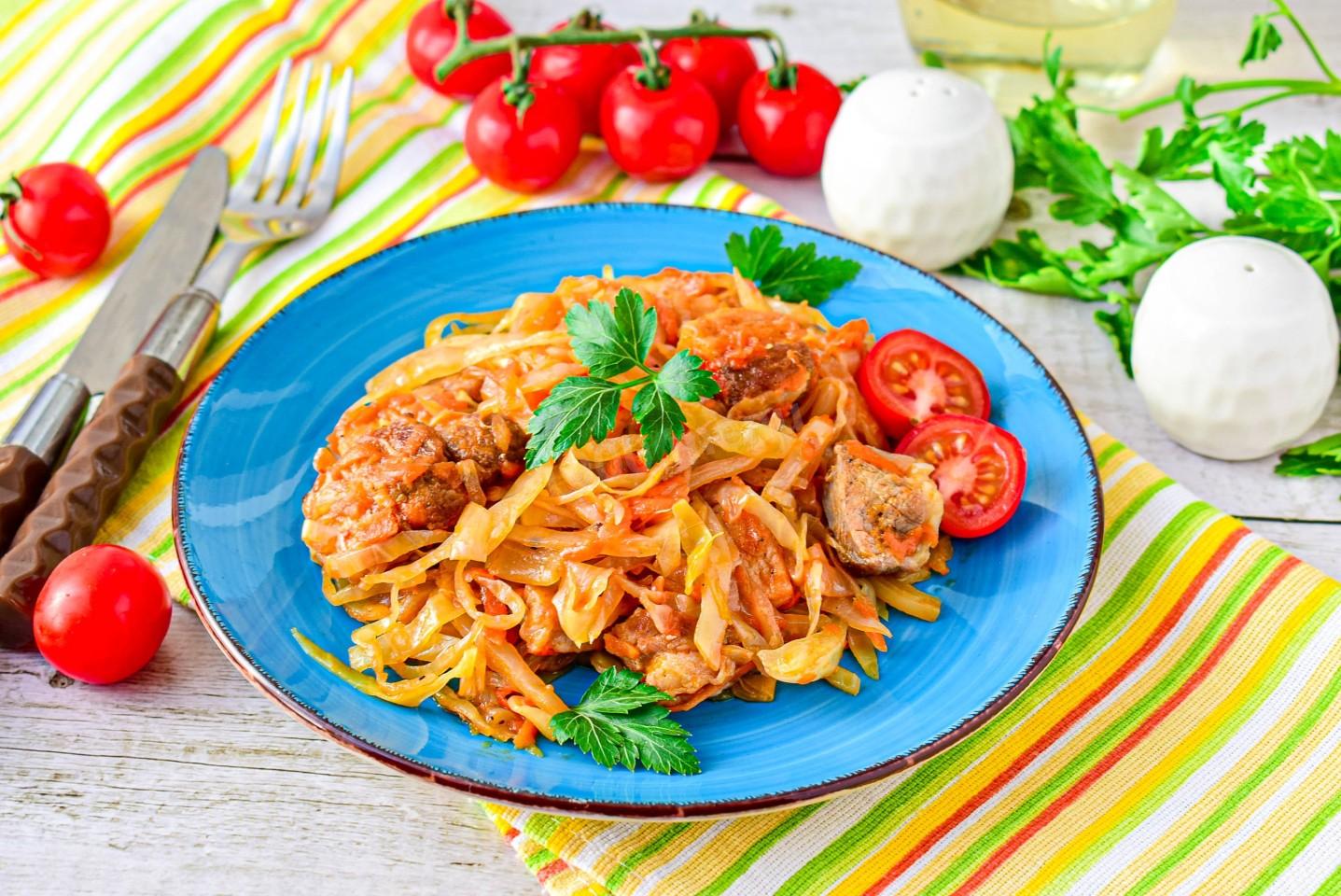 Обложка рецепта Тушеная капуста с мясом в казане