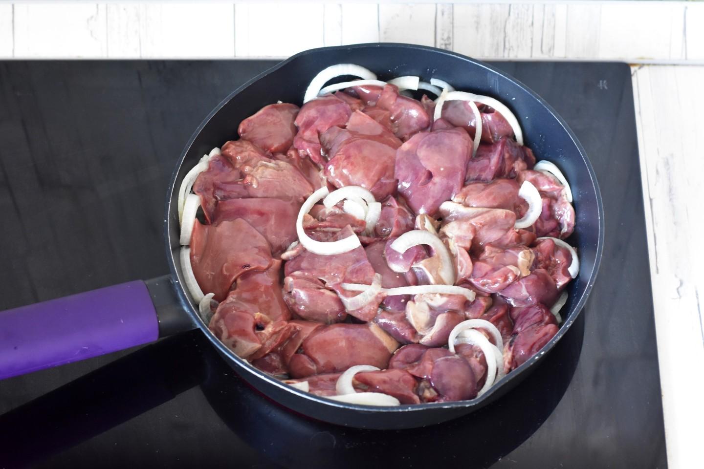 Шаг 5 приготовления Куриная печень в сливках