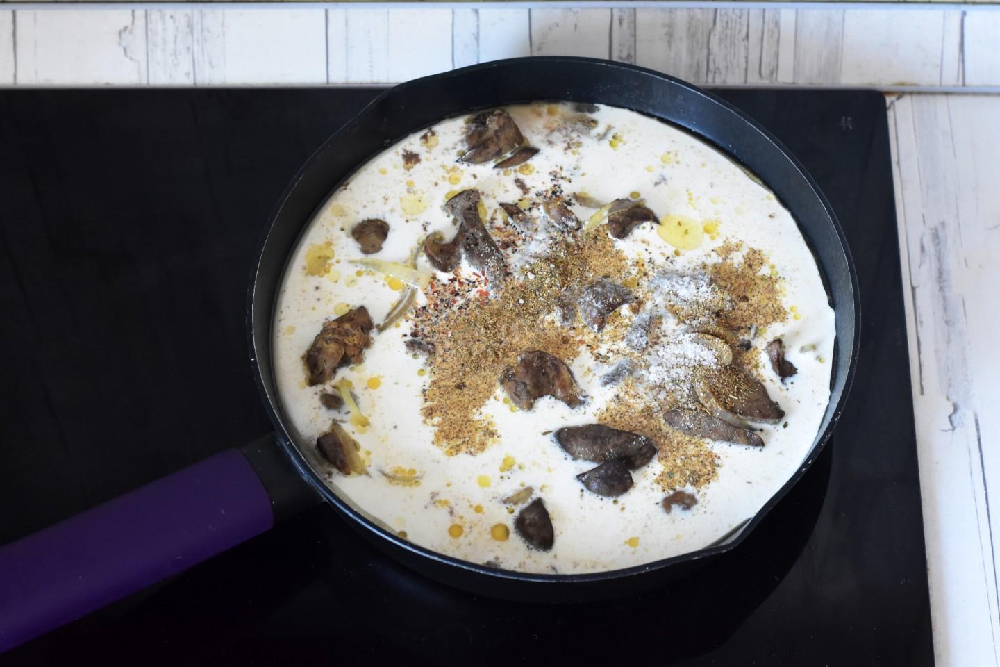 Шаг 7 приготовления Куриная печень в сливках