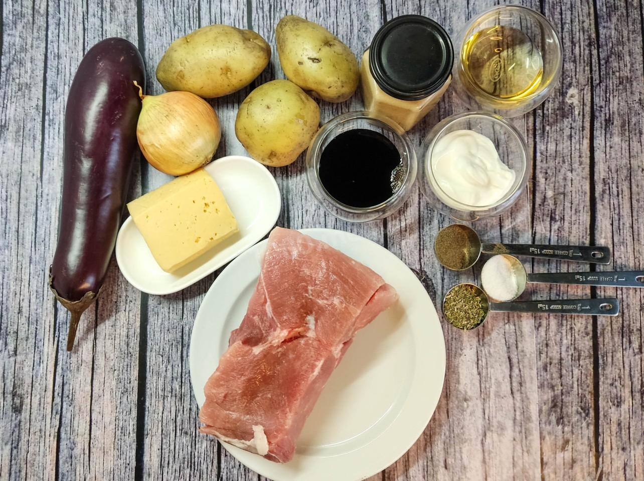 Шаг 1 приготовления Мясо с баклажанами и картошкой в духовке